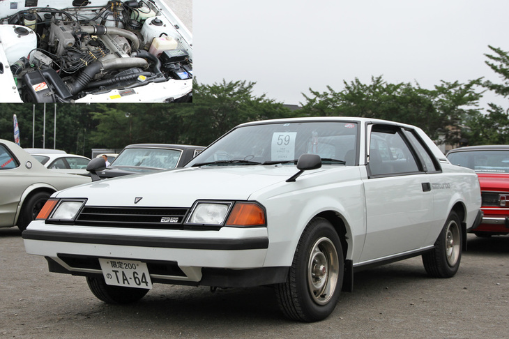 1982年「トヨタ・セリカ クーペ1800GT-TS」。国産初のツインカムターボエンジンを積んだ3代目セリカの「1800GT-T」をベースに、WRC（世界ラリー選手権）のグループBホモロゲーション取得用に200台限定生産されたモデル。整備性を重視してリアサスペンションをセミトレーリングアームの独立から4リンクのリジッドに替え、エンジンはターボ係数1.4を掛けて2500～3000ccクラスに入るよう、ボアを0.5mm広げて排気量を21cc増した1791ccの4T-GTEUを搭載。ボディー関係ではフロントフェンダーがウレタン製となっている。20年ほど前に入手したというオーナーによれば、普通の中古車店で希少車と認識されずに売られていたそうだ。