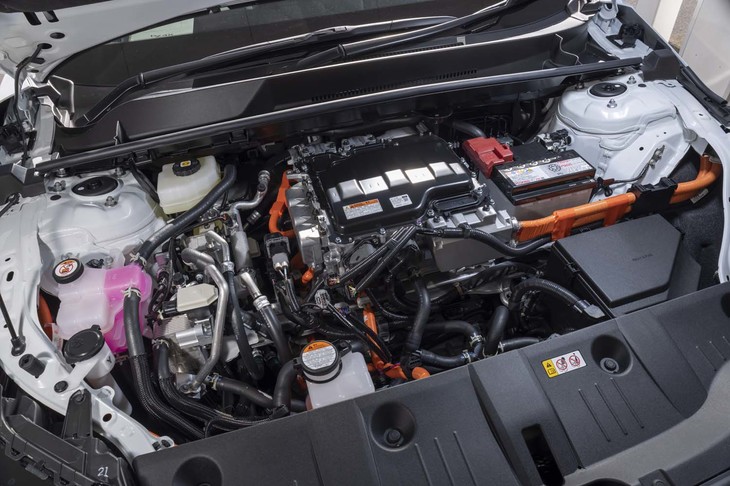 ボンネット内部の中心には電力変換と電力分配、充電機能を統合した「エレクトリシティーサプライユニット」を搭載している。