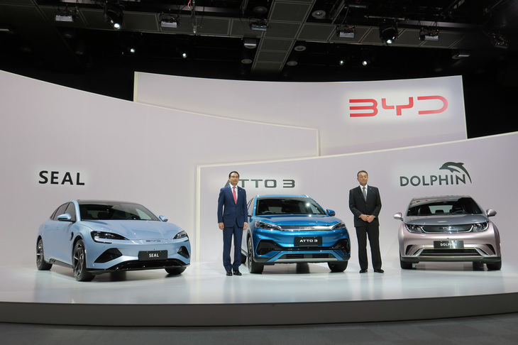 BYDジャパンの劉 学亮社長（写真向かって左）と、BYDオートジャパンの東福寺厚樹社長（右）。