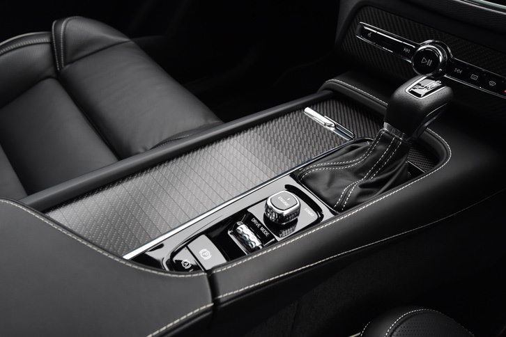 トランスミッションはいずれのグレードでもトルコン式8段ATを採用。シフトセレクターの手前にはイグニッションのオン／オフスイッチや走行モードの切り替えダイヤル、パーキングブレーキのスイッチなどが備わる。