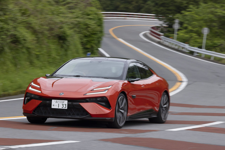 【ロータス・エメヤRのスペック】
	ボディーサイズ：全長×全幅×全高＝5139×2005×1467mm／ホイールベース：3069mm／車重：2575kg／駆動方式：4WD／フロントモーター：永久磁石同期電動機／リアモーター：永久磁石同期電動機／フロントモーター最高出力：306PS（225kW）／フロントモーター最大トルク：--N・m（--kgf・m）／リアモーター最高出力：612PS（450kW）／リアモーター最大トルク：--N・m（--kgf・m）／システム最高出力：918PS（675kW）／システム最大トルク：985N・m（100.4kgf・m）／タイヤ：（前）265/35R22 102W XL／（後）305/30R22 105W XL（ミシュラン・パイロットスポーツEV）／交流電力量消費率：18.7kWh/100km（約5.3km/kWh、WLTPモード）／一充電走行距離：435-485km（WLTPモード）／価格：2268万2000円
	
	【取材時の電費データ】
	テスト距離：246.8km（市街地1：高速道路7：山岳路2）／消費電力量：--kWh／参考電力消費率：3.4km/kWh（車載電費計計測値）