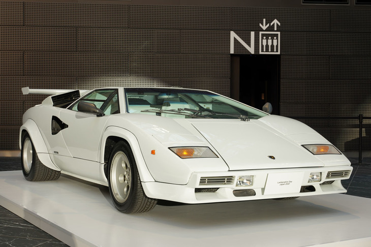 「カウンタック5000クワトロバルボーレ」（1988年）。20年ほど前に念願かなって入手したという個体で、ドライブするのは年に1度、元旦のみ。あとは除湿作業やポリッシュに励んでいるそうだ。