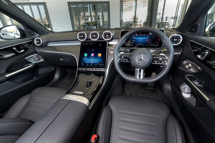 各所にブラックのオープンボアウッドトリムが用いられたインテリア。機能面では、ARナビやヘッドアップディスプレイなどが標準で装備される。