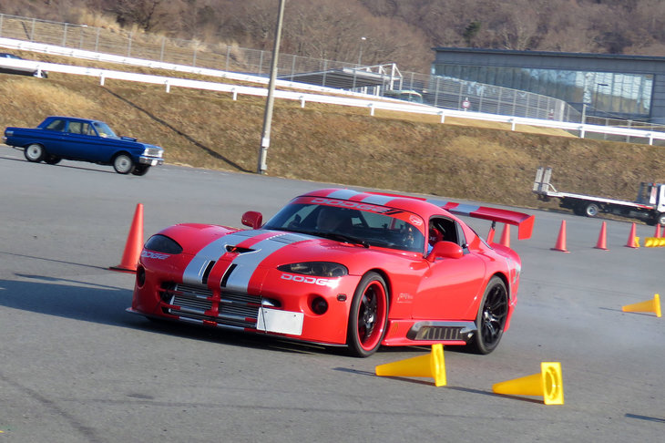 過日のAUTO-Xにて。豪快な走りを見せるツインターボ仕様の「バイパー」。パイロンで仕立てた狭い特設コースより、富士の本コースとか、ドラッグレースの競技場とかが似合いそうな雰囲気である。