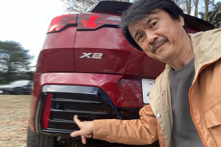 リアバンパーに備わるエアアウトレット風の部分はブラックのダミーパネル。ここをはじめ、いろいろな部分がガンダムを想起させる。非常に子供っぽいのだが、なぜか猛烈にひかれる。