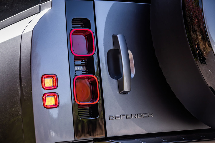 「ディフェンダー130」の中間グレードに位置づけられる「X-DYNAMIC HSE D300」に試乗。車両本体価格は1142万円。