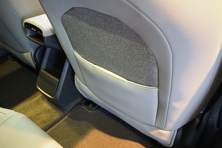 ボルボEX30クロスカントリー（フロントシートバックの小物入れ）