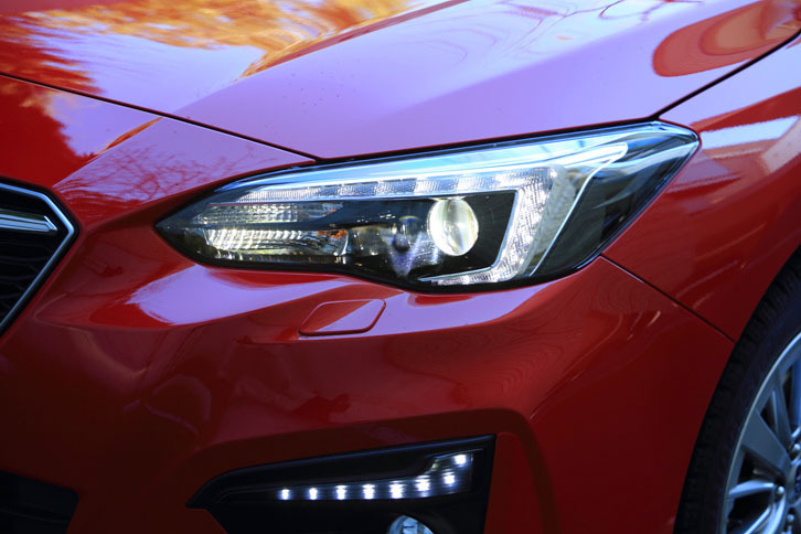 ステアリング連動型のLED式ヘッドランプ。セットオプション「ブラックレザーセレクション」に含まれる。