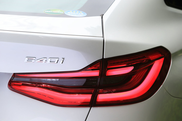 灯火類にはすべてLEDを採用。リアコンビランプはC字型に点灯する。