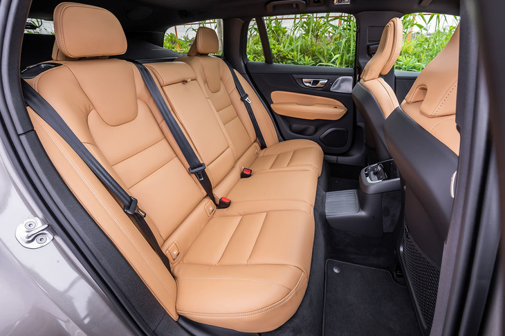 試乗車の後席に備わっていたリアのシートヒーターは、ステアリングヒーターとセットで「クライメートパッケージ」に含まれる5万5000円のオプションアイテム。