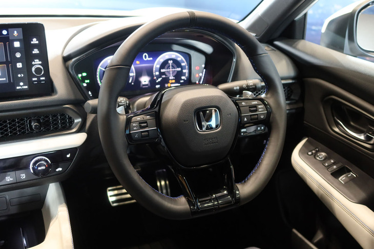 コックピット周辺部。下端がフラットになったDシェイプステアリングホイールが目を引く。