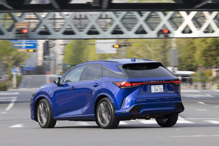 シャシーのセッティング変更によって車両の上下動を低減。コーナリング時のいわゆるオツリのような挙動がなくなり、身のこなしが素早くなった。