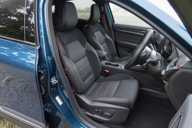 レザーとスエード調の表皮で仕立てられたフロントシートには、電動調整機構とヒーターが備わる。コックピットは人間工学に基づき視認性・操作性を考慮してデザイン。ドライバーが運転に集中し、運転する楽しみが深く味わえる環境に整えられている。