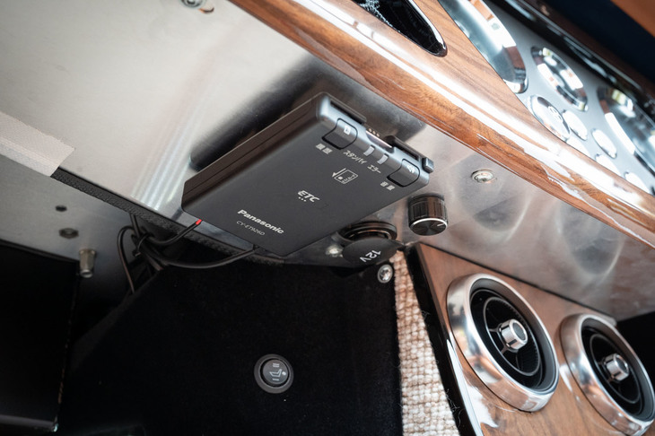 助手席側のダッシュボード下に配された、シートヒーターのスイッチやスピーカーの音量調整ダイヤル。モーガンにもこうした快適装備が、オプションで用意されるようになった。