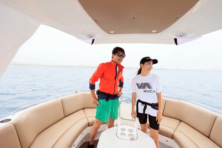 「SR330」は前後デッキにラウンドタイプのシートとテーブルを備え、ゆったりとクルージングを楽しむことができる。