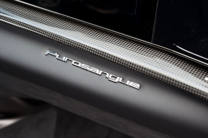 ダッシュボードに貼られた車名のバッジ。「Purosangue（プロサングエ）」とは、イタリア語で“サラブレッド”や“純血”を意味する言葉だ。