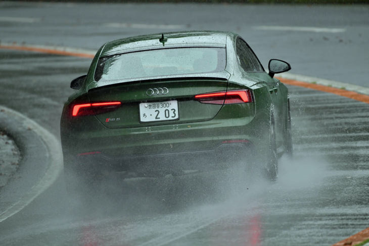 
	【アウディRS 5スポーツバックのスペック】
	ボディーサイズ：全長×全幅×全高＝4780×1860×1390mm／ホイールベース：2825mm／車重：1810kg／駆動方式：4WD／エンジン：2.9リッターV6 DOHC 24バルブ ターボ／トランスミッション：8段AT／最高出力：450PS（331kW）/5700-6700rpm／最大トルク：600N・m（61.1kgf・m）/1900-5000rpm／タイヤ：（前）275/30R20 97Y／（後）275/30R20 97Y（ピレリPゼロ）燃費：11.2km/リッター（JC08モード）／価格：1302万円

	
	【取材時の燃費データ】
	テスト距離： 235.2km（市街地1：高速道路8：山岳路1）／使用燃料：30.5リッター（ハイオクガソリン）／参考燃費：7.7km/リッター（満タン法）／8.5km/リッター（車載燃費計計測値）
	