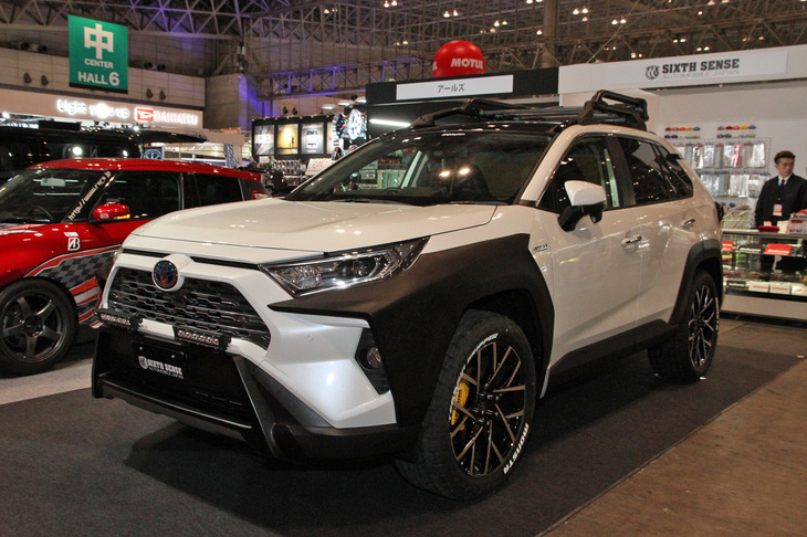 ーバーフェンダーを装着したシックスセンスの「トヨタRAV4」。