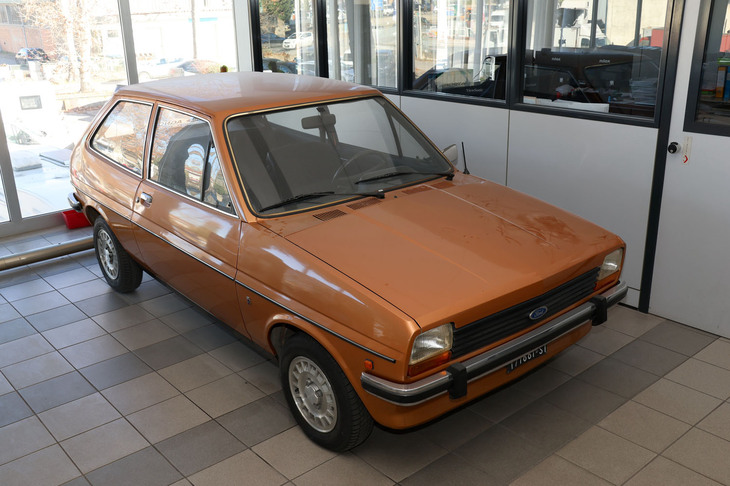 本店2階の事務フロアに保存されている初代「フィエスタ1.1ギア」。