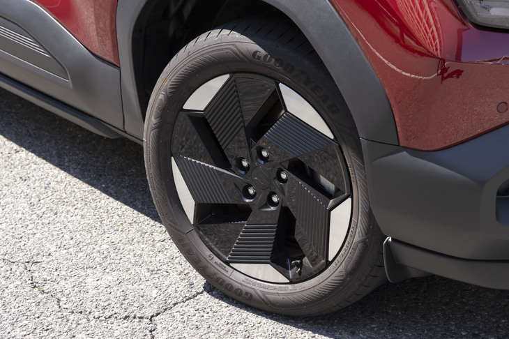 タイヤサイズは全車共通で225/55R18。空力性能を高めるホイールガーニッシュはブラックが標準で、アクセサリーでシルバーも用意される。