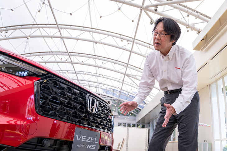 「ヴェゼルe：HEV RS」の開発責任者である磯貝尚弘さんは、「デザインコンセプトは『モアプレミアム、モアスポーティー』で、エクステリアではロー＆ワイドに見えることを意識しています」と外装の変更ポイントを説明した。