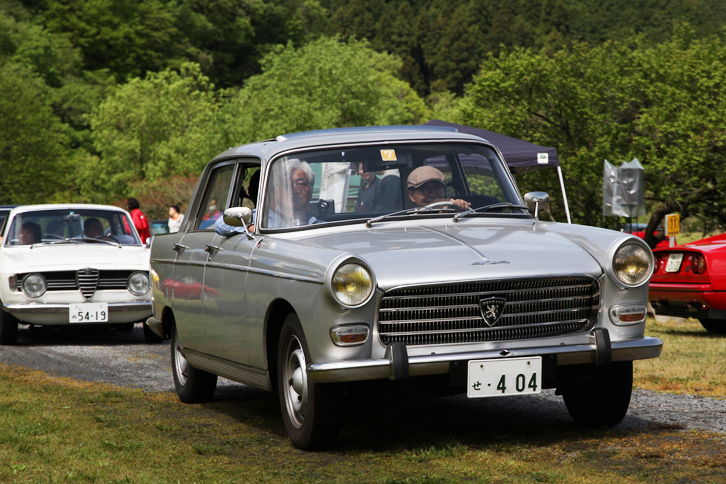 日本では珍しい1966年「プジョー404」。誕生は60年だが、いち早くラジアルタイヤ標準装着を前提に設計されたサスペンションを持つ。この個体は『webCG』でもおなじみの自動車ジャーナリスト笹目二朗氏が、以前に所有していたものという。