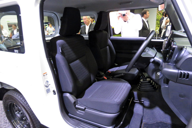 「ジムニーXG」のフロントシート。