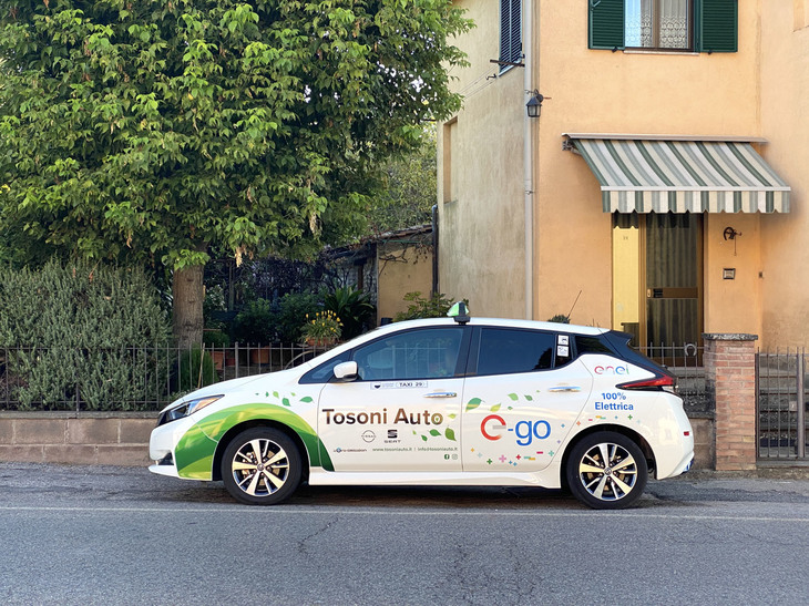 日産イタリアと電力会社による補助金の対象だったジャンルーカさんの「リーフ」には、両社の広告が。