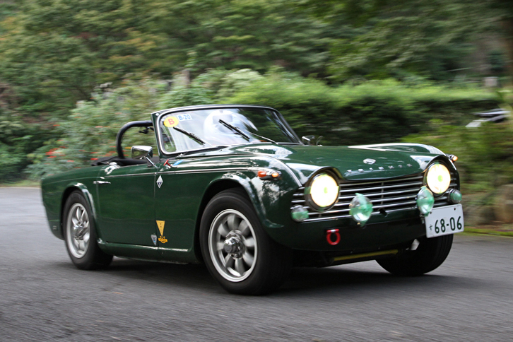 1965年「トライアンフTR4A」。タイム差0秒810で11位。ここまでが2本のタイム差1秒以内だった。