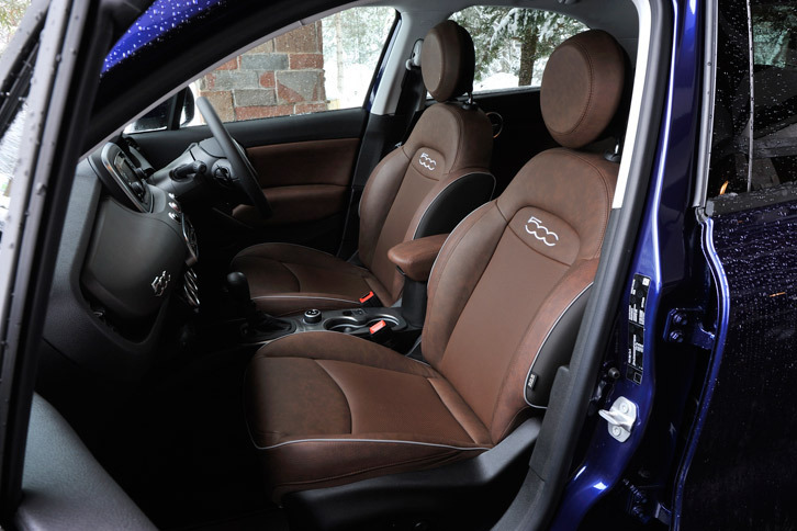 「500Xクロスプラス」のフロントシート。8wayの電動調整機構と、シートヒーターが装備されている。