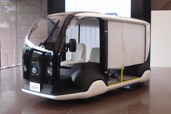 雨風は、写真のようにカーテンを引いてしのぐことになる。乗降性を優先する運転席にカーテンは備わらないが、Aピラーまわりに透明な雨よけシールドが装着されている。