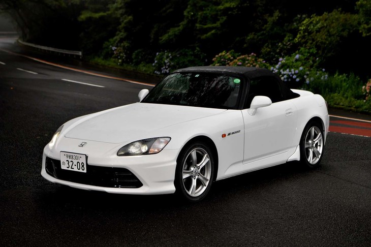 【ホンダS2000＜20周年記念純正アクセサリー装着車＞のスペック】
	ボディーサイズ：全長×全幅×全高＝4135×1750×1285mm／ホイールベース：2400mm／車重：1250kg／駆動方式：FR／エンジン：2リッター直4 DOHC 16バルブ／トランスミッション：6段MT／最高出力：250PS（184kW）/8300rpm／
	最大トルク：218N・m（22.2kgf・m）/7500rpm／タイヤ：（前）215/45R17 91Y／（後）245/40R1791Y（ブリヂストン・ポテンザS007A）／燃費：12.0km/リッター（10・15モード）／車両本体価格：338万円（新車販売当時）
	
	【取材時の燃費データ】
	テスト距離：255.9km（市街地1：高速道路7：山岳路2）／使用燃料：30.1リッター（ハイオクガソリン）／参考燃費：8.5km/リッター（満タン法）