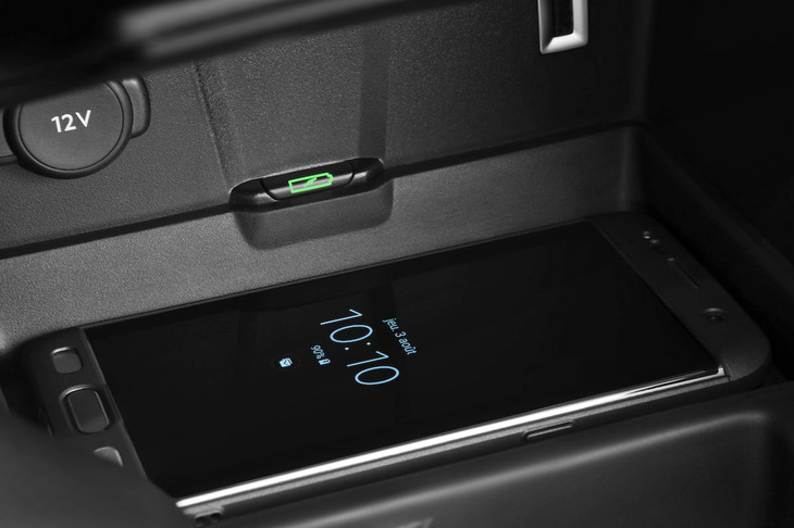 国際共通規格Qi（チー）のワイヤレス充電機能も、標準装備またはオプションとして用意される。