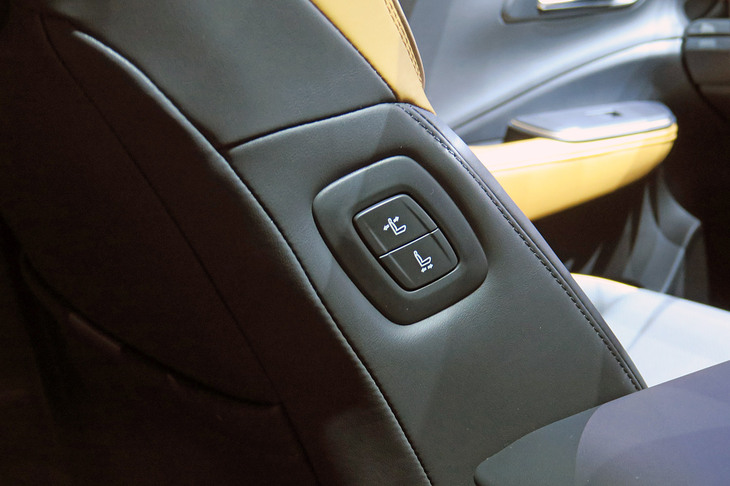 助手席には、後席からでもスライドやリクライニングの操作を可能とする機能も設定されている。