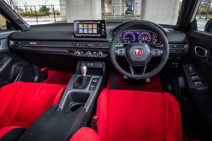 11代目「シビック」をベースに、専用アイテムでスポーティーに仕立てられた「シビック タイプR」のコックピット。赤と黒のハイコントラストによって「クルマに乗り込むときの高揚感と運転時の集中できる空間」を表現したという。