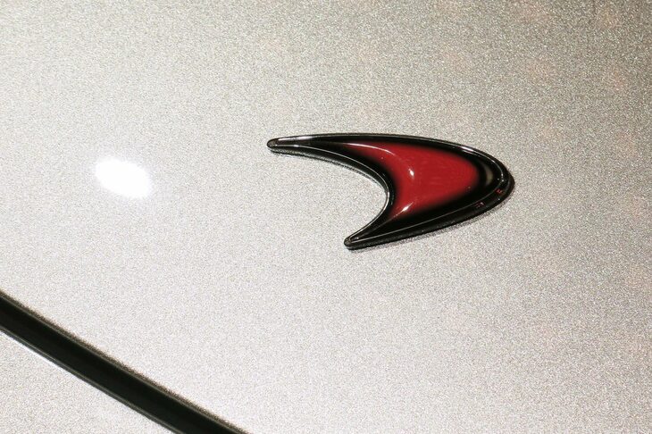 マクラーレンMP4-12C 2011年（フロントエンブレム）