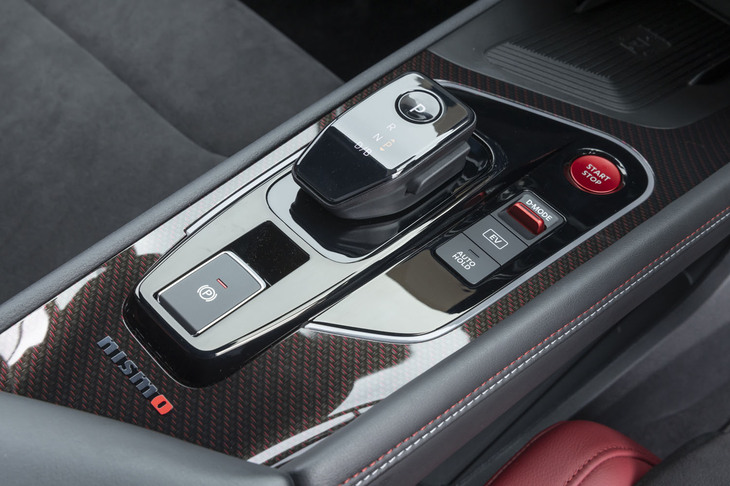 センターコンソールはカーボン調のパネルでスポーティーな装いに。赤いスタート／ストップスイッチは「NISMO」専用だ。