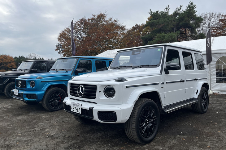 「メルセデス・ベンツG580 with EQテクノロジー」はGクラスとしては初めての電気自動車である。「伝統のデザインや高いオフロード性能はそのままに、BEVならではのドライブコンセプトによって既存の内燃機関モデルとは異なる新しいオフロード体験を提供する」とうたわれている。