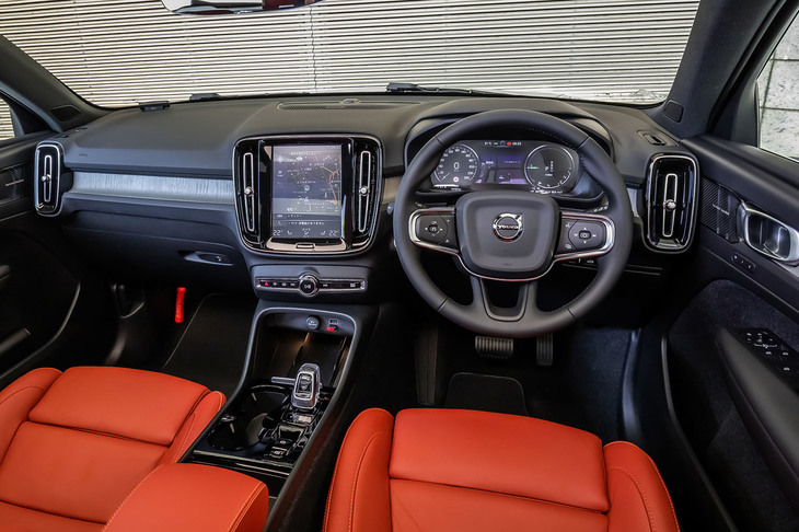インテリアデザインは、従来の「XC40」シリーズに準じたもの。ただしバッテリーの搭載によって、ティッシュボックスが収まるスペースを有していたセンターコンソールの収納部分は廃止されている。オレフォス社のクリスタル製シフトノブは「インスクリプション」グレードに標準装備となるアイテム。