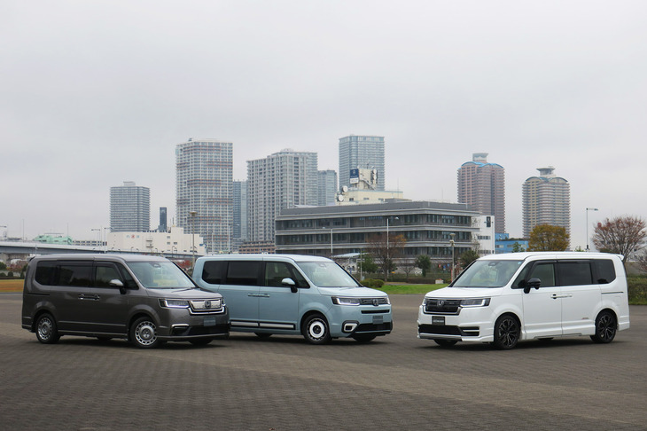 写真向かって左から「ホンダ・ステップワゴンe：HEVスパーダ ホンダアクセス用品装着車」「ステップワゴンe：HEVエアー ホンダアクセス用品装着車」「ステップワゴンe：HEVスパーダ プレミアムライン 無限パーツ装着車」。