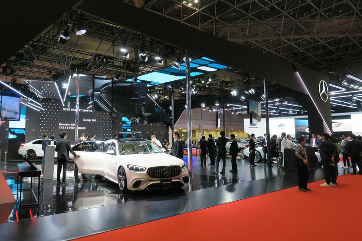 メルセデス・ベンツのブースの様子。