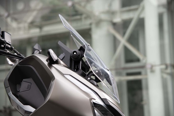 ウインドスクリーンの高さは、手動（左右にあるストッパーを同時に引く）で2段階に調節可能。運転しながらの操作はできない。