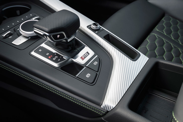 トランスミッションは従来モデルがデュアルクラッチ式7段ATだったのに対し、トルコン式の8段ATに変更された。