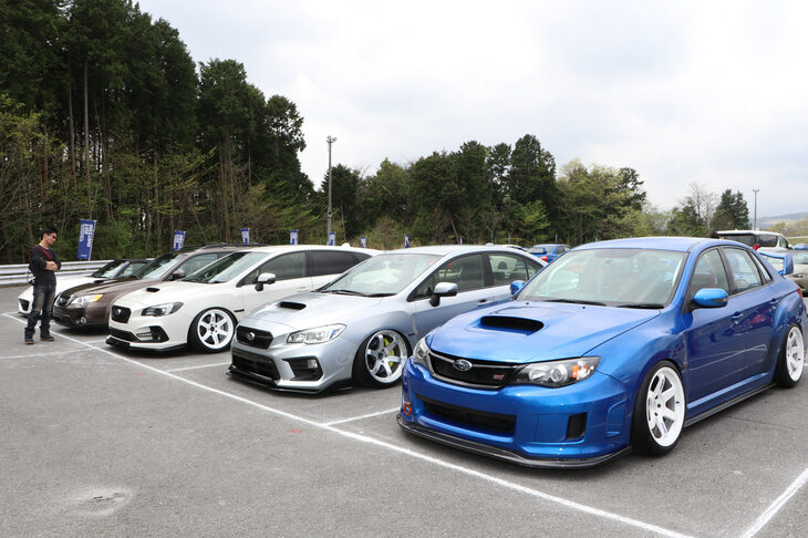 ホイールメーカー、レイズの公式イベント「2024 RAYS FAN MEETING」。RAYSといえば、スポーツカーのイメージが強いが、近年はミニバンやSUV向けホイールも充実しているそう。このため、スポーツモデルだけでなく、クロカンやピックアップなどの姿も多数目にすることができた。