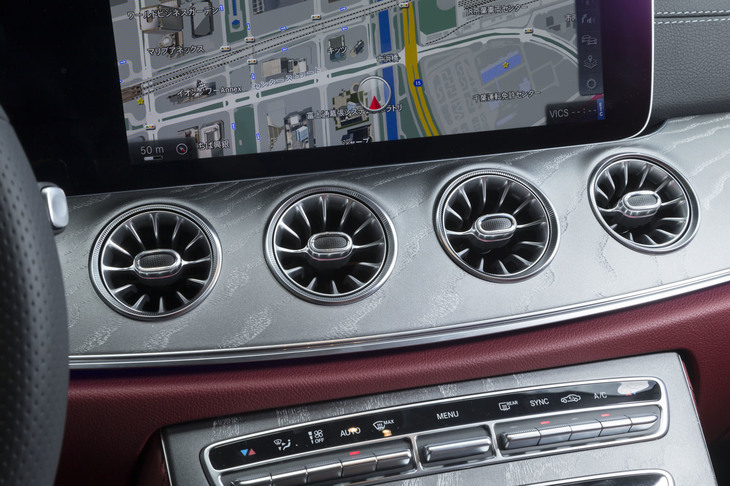 インテリアトリムにはマットグレーにペイントされたアッシュウッドを採用。エアコンのダクトはタービンエンジンを模した形状となっている。