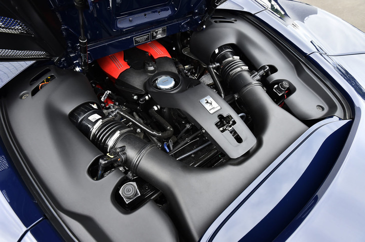 キャビン後方にミドシップされたV8ターボエンジン。最高出力670ps、最大トルク760Nmを発生する。