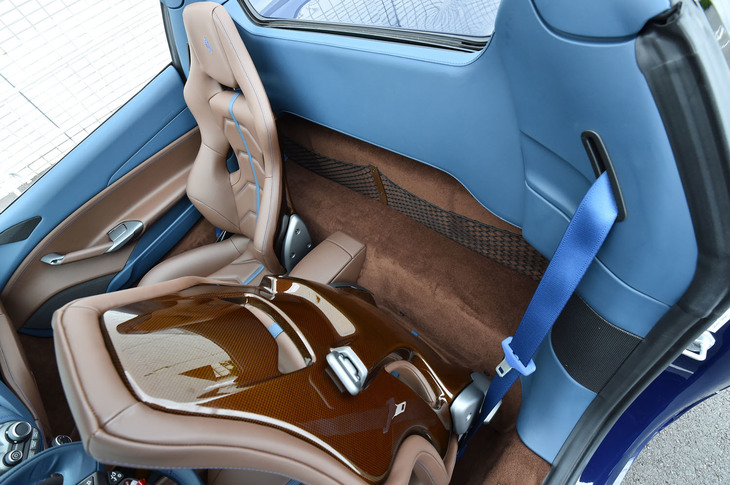 シートの背後には、ブリーフケースが置ける程度のスペースが確保されている。