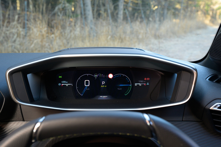 ステアリングより上にあるメーターは3D表示が特徴（オフにもできる）。表示レイアウトもどこか未来的だ。