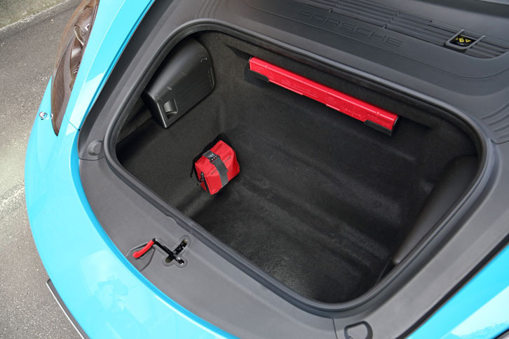 フロントフード下には150リッターのラゲッジスペースが用意される。