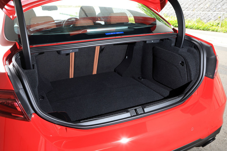 トランクルームの容量は480リッター。後席の背もたれには4：2：4の分割可倒機構が備わっており、必要に応じて積載スペースを拡張できる。
